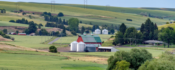 华盛顿州东部帕卢斯农场的红色谷仓图片下载