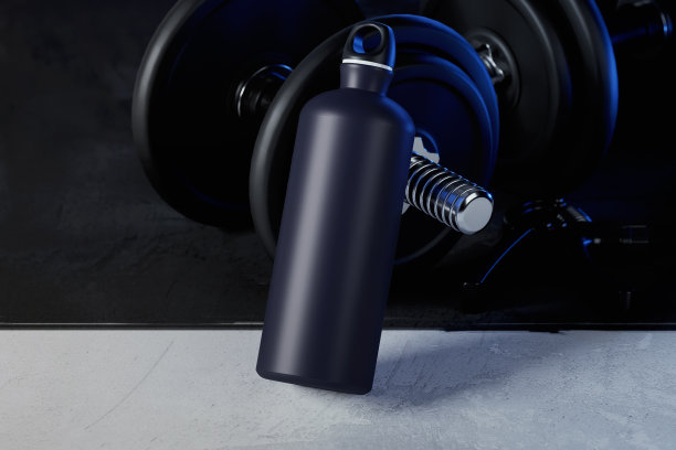 运动器材模型旁边的水瓶。三维渲染图片下载