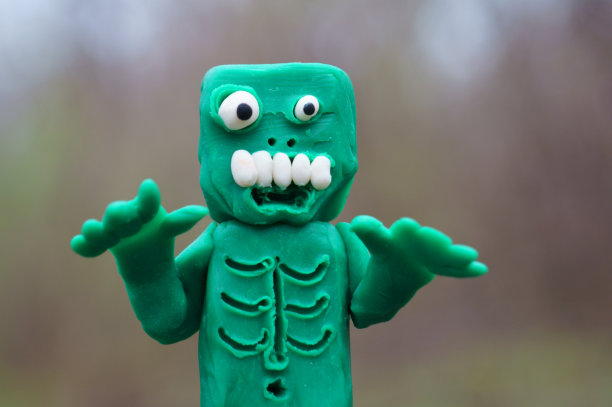 一个滑稽的怪物的形象。一个玩具绿僵尸。图片下载