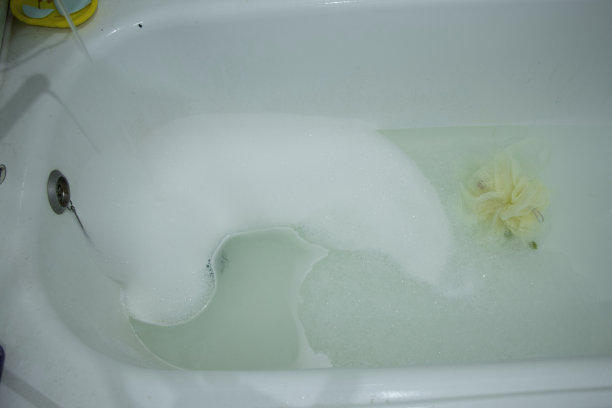 一间苏联公寓里没有翻新的旧浴室，一间翻新过的旧浴室图片下载