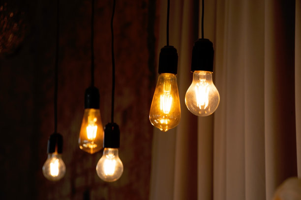 古色古香的老砖墙旁挂着复古风格的灯具，复古的照明，室内的装饰，复古的灯光图片下载