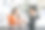 替代能源工程师指着太阳能电池板，与业务同事团队在办公室讨论未来的能源图片下载