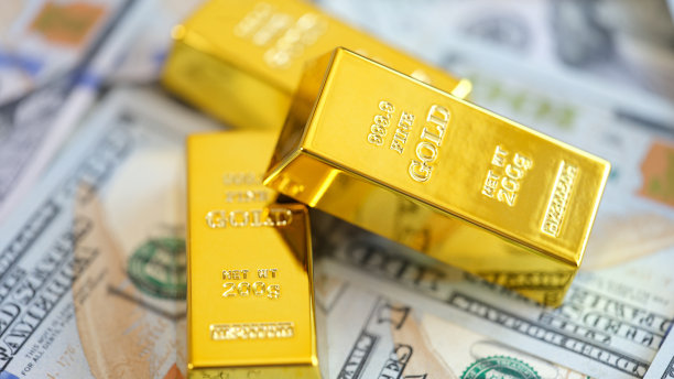 特写金锭躺在钱上图片下载