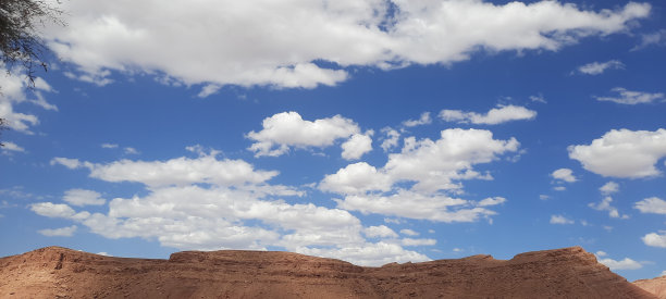 “天空宁静:雄伟的蓝天与翻滚的白云”图片下载