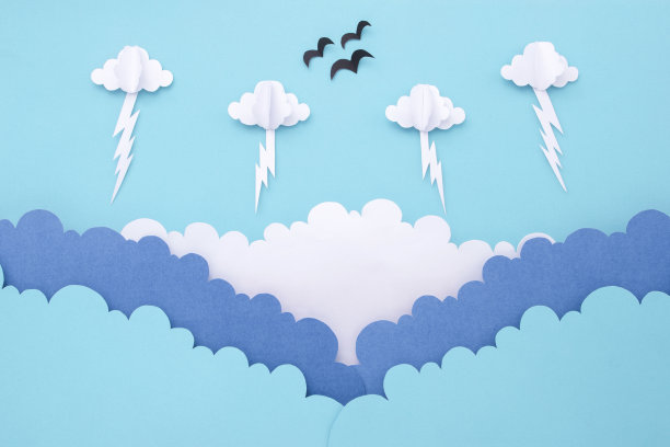 天空用云彩和闪电剪纸而成。图片下载