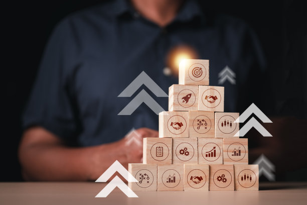 突出了木制立方体块的顶部目标，作为一个金字塔台阶，带有向上的箭头标志战略垂直风格。图片下载