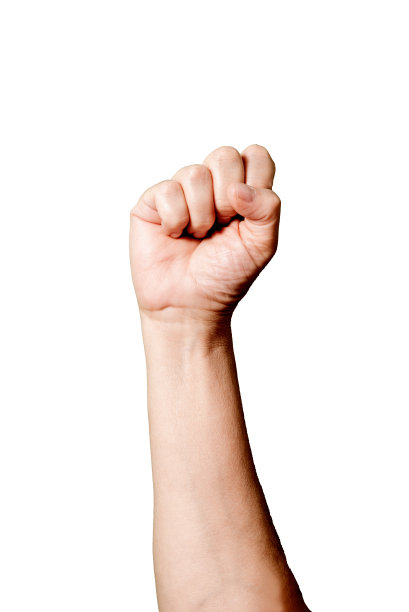 人举起拳头的垂直镜头图片下载