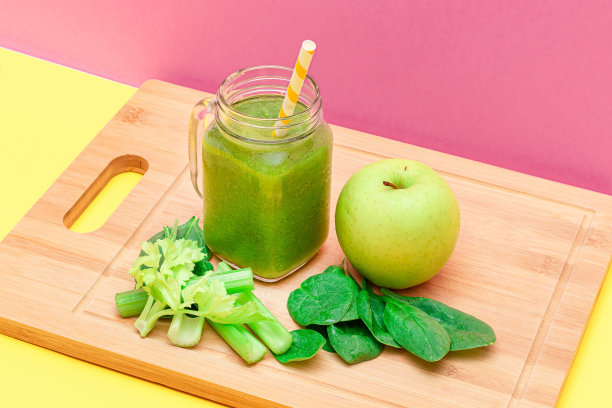 新鲜的绿色苹果，芹菜和菠菜在玻璃冰沙罐图片下载