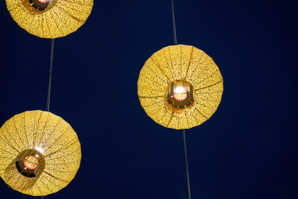 悬挂在天空背景下的黄色中国灯笼。图片下载