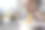 在办公室用笔记本电脑工作时吃泡面图片下载