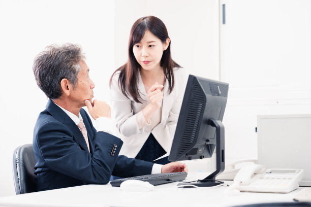 一位女下属向老板征求工作建议图片下载