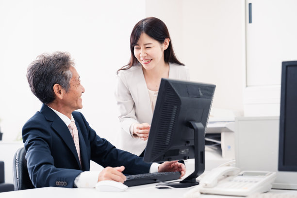 一位女下属向老板征求工作建议图片下载