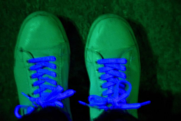 激光标签：荧光鞋图片下载