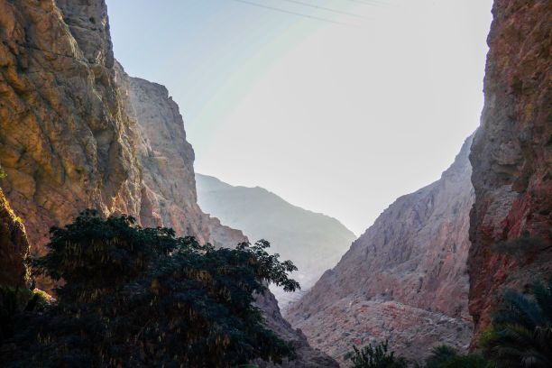 令人惊叹的图片展示了位于中东的阿曼瓦迪河风景如画的山谷图片下载