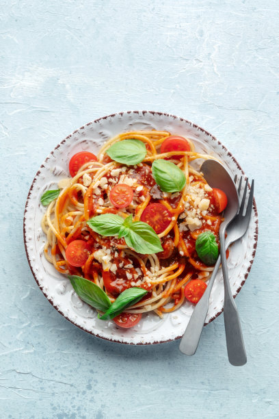 番茄酱意大利面，加番茄酱和罗勒的意大利面，从上往下浇图片下载