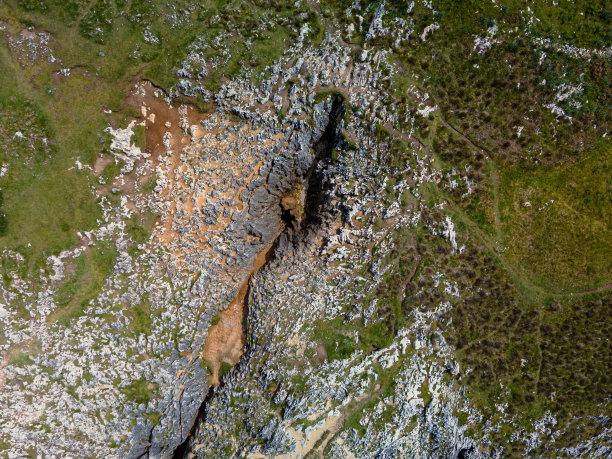鸟瞰崎岖不平的岩石地形。西班牙Arenillas的小丑。图片下载