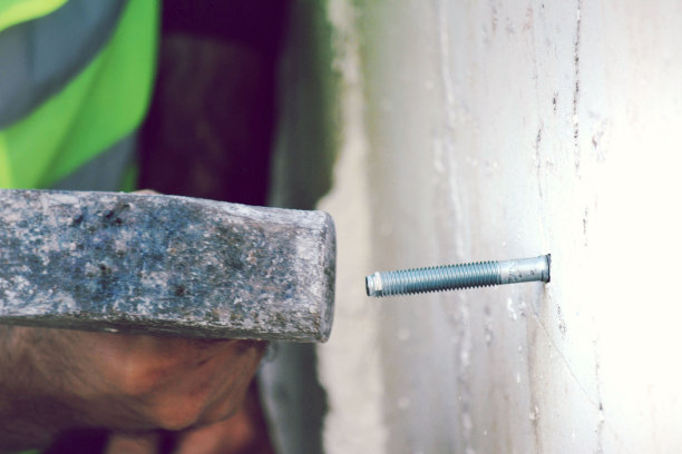 用锤子把东西钉在墙上的人图片下载