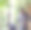 一个商人在他的家庭办公室里用绿色室内植物摆弄电脑。图片下载