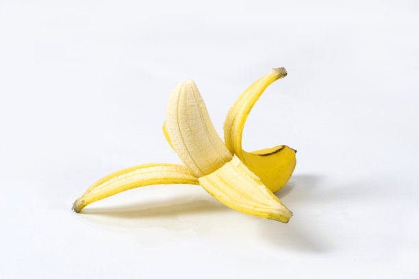 白色背景上孤立的去皮香蕉图片下载