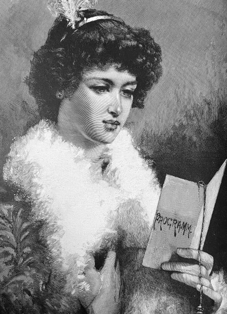 年轻漂亮的女人正在研究舞会的程序图片下载