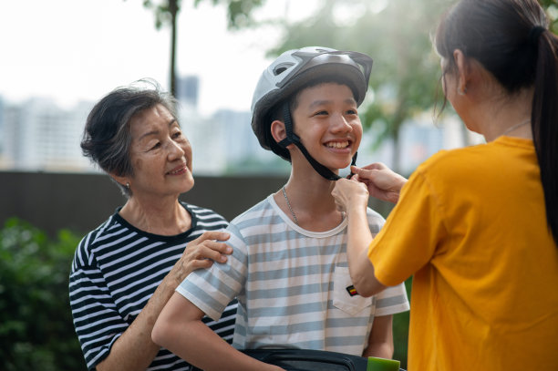 父母让儿子准备玩滑板图片下载