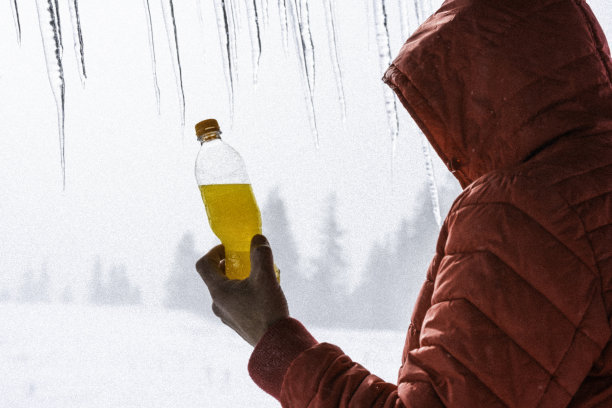 冬季自然手持运动饮料瓶。图片下载