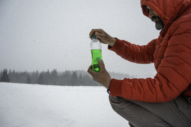 冬季自然手持运动饮料瓶。图片下载