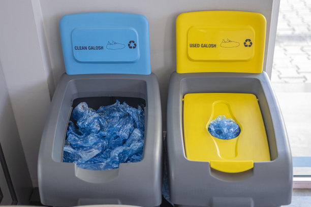 医院出诊用的一次性蓝色鞋套图片下载