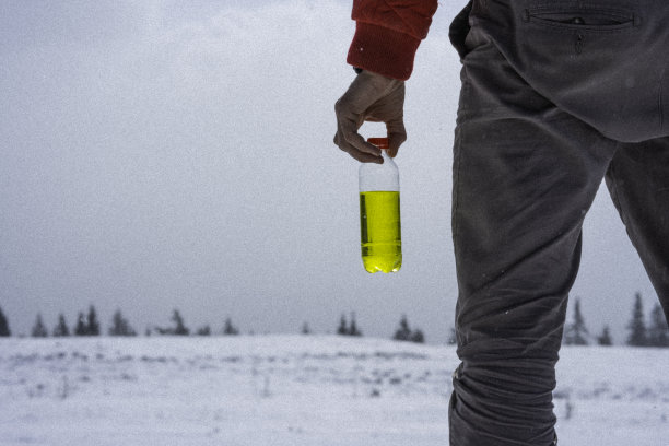 冬季自然手持运动饮料瓶。图片下载