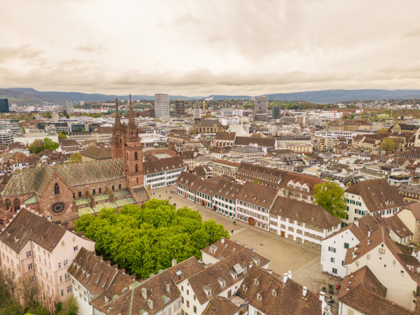 无人机拍摄的瑞士巴塞尔日落时的城市景观图片下载
