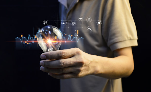 创业之手握着灯泡，用创业图标快速实现目标，实现目标和解决方案的理念。图片下载