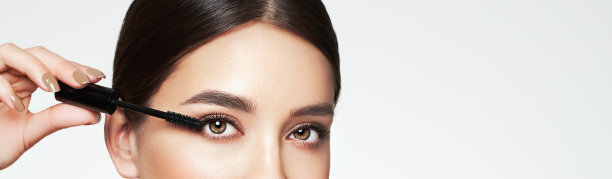 美女在睫毛上涂黑色睫毛膏图片下载