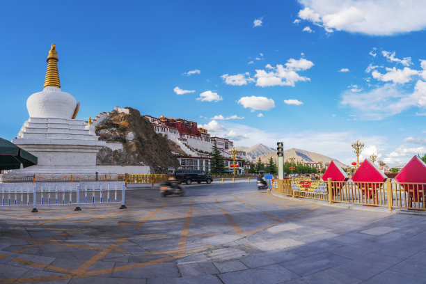 布达拉宫、广场和街景，拉萨，西藏自治区，中国图片下载