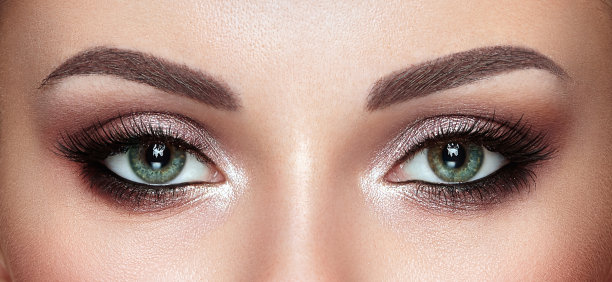 美丽的女性眼睛，长长的睫毛图片下载