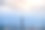 飞机在城市上空。多云的城市天空中引人注目的云景。图片下载