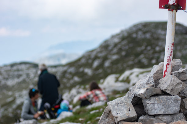 全家人爬上迪纳尔山脉的特罗格拉山顶后休息图片下载