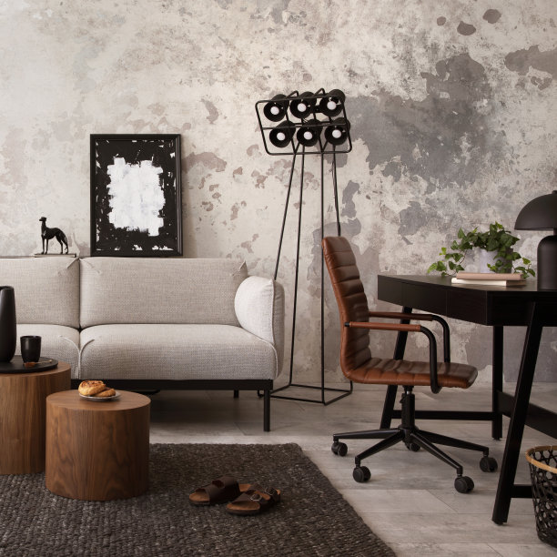 客厅室内以设计的灰色沙发、木制茶几、书桌及典雅的个人饰品构成时尚的构图。阁楼和工业内部。家居装饰。模板。图片下载