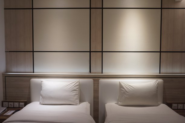 晚上旅馆卧室内的两张床图片下载