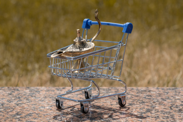 微型超市购物车中的阿拉丁神灯图片下载