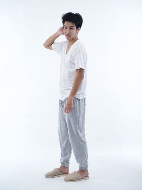 穿着白色背景睡衣昏昏欲睡的年轻人图片下载