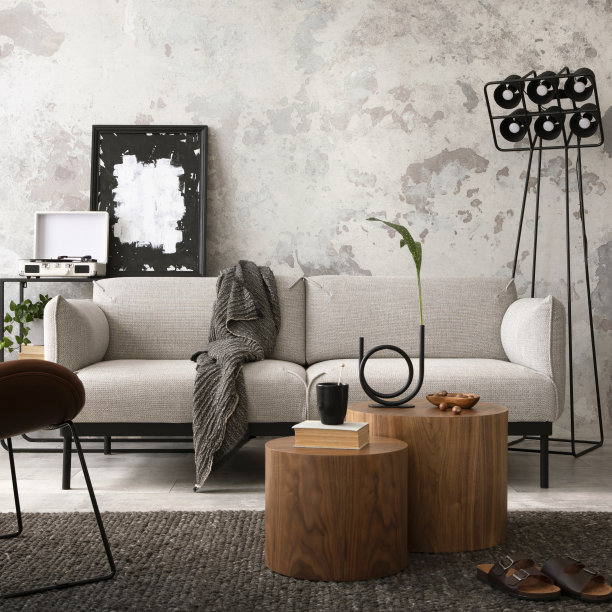 阁楼公寓的室内设计，模拟海报框架，灰色沙发，现代灯，木制圆形咖啡桌，书桌，灰色地毯，拖鞋，格纹，留声机，混凝土灰色墙壁和个人配件。家居装饰。模板。图片下载