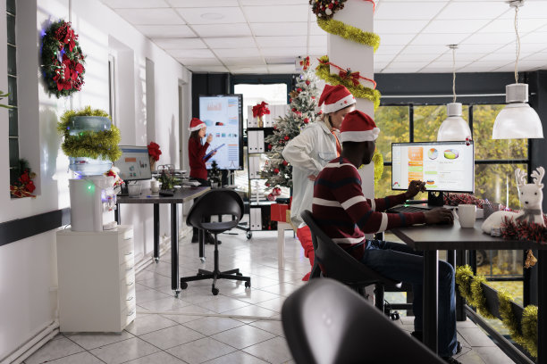 员工在圣诞节装饰工作场所图片下载
