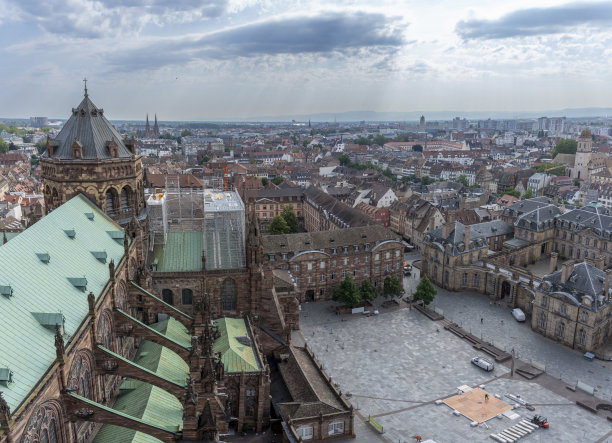 斯特拉斯堡，法国——2023年6月26日:斯特拉斯堡大教堂:从楼梯上俯瞰大教堂的屋顶和周围的城市图片下载