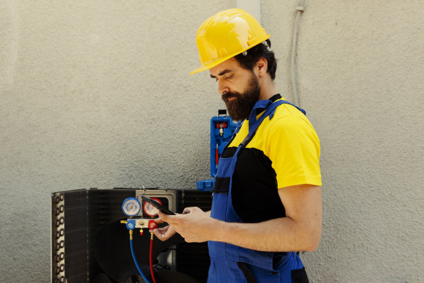 维修人员订购冷凝器部件图片下载