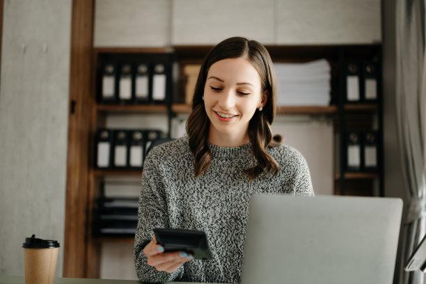 一位自由职业者正在用平板电脑和笔记本电脑工作，做会计分析报告，房地产投资数据，办公室财务图片下载