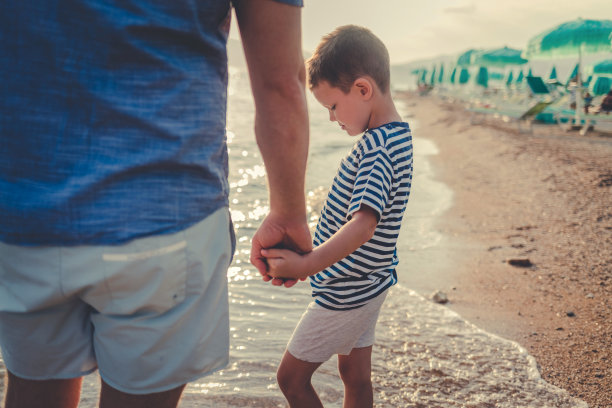 这是一对父子在户外享受一天的照片。图片下载