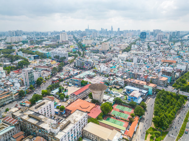 鸟瞰胡志明市天际线和摩天大楼在胡志明市市中心的心脏业务中心。城市景观和许多建筑，当地的房屋图片下载