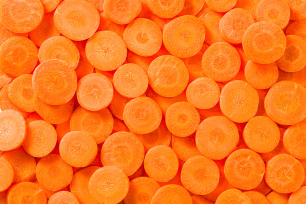 胡萝卜片排成一行组成全框蔬菜图片下载