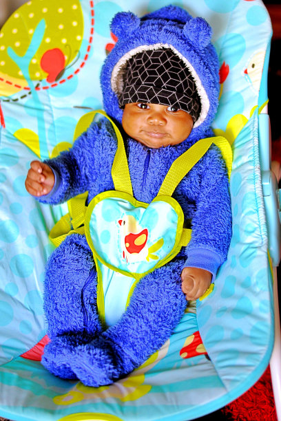 可爱的非洲黑人婴儿在婴儿车里图片下载