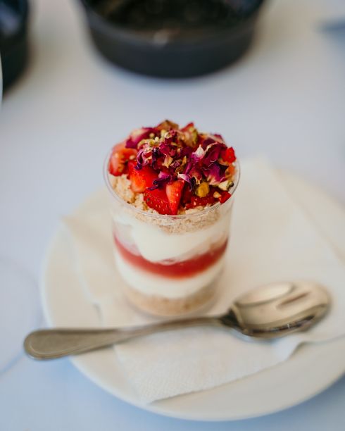 一个新鲜出炉的草莓蛋糕杯的特写照片图片下载